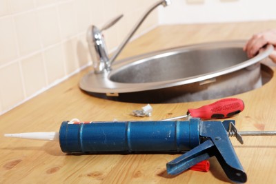 Daly City plumbing contractor installs and caulks a new sink